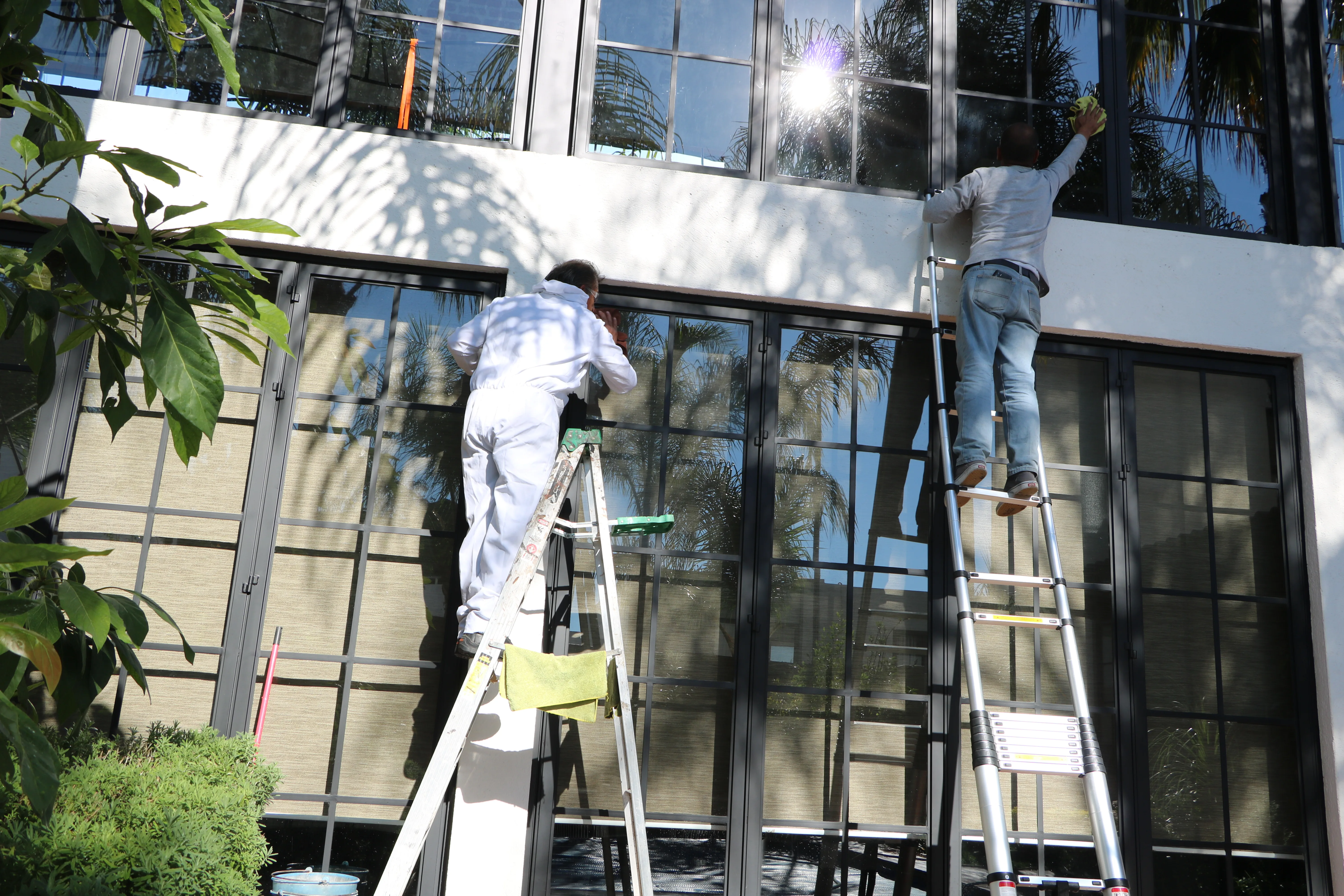 Técnico de MGCleanogar limpiando un vidrio a domicilio